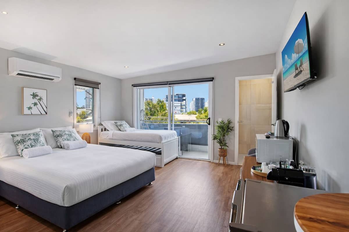 Studio (Studio B, Upstairs, Street View) | 1 slaapkamer, geluiddichte muren, een strijkplank/strijkijzer