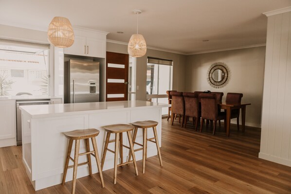 1 habitación, sistema de insonorización y tabla de planchar con plancha 