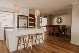 1 habitación, sistema de insonorización y tabla de planchar con plancha 