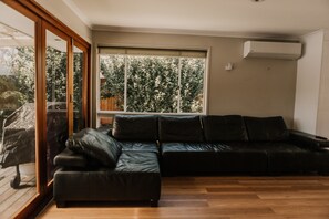 Huis, 3 slaapkamers (Waterfront Pet Friendly) | Woonruimte | Een televisie en een dvd-speler