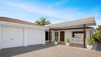 Three Bedroom House (Pet Friendly) - Waterfront | Terrace/patio