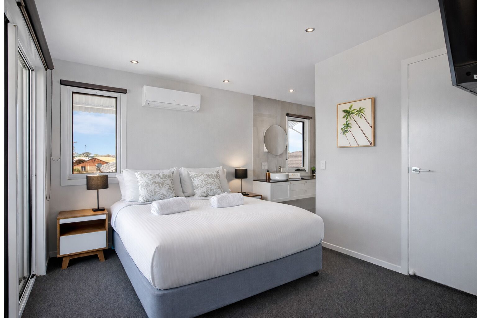 Studio (Studio A, Upstairs, Street View) | 1 slaapkamer, geluiddichte muren, een strijkplank/strijkijzer