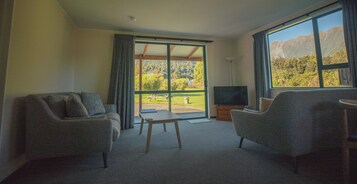 标准公寓, 2 间卧室, 无烟房, 厨房 (Unit) | 起居区 | 电视