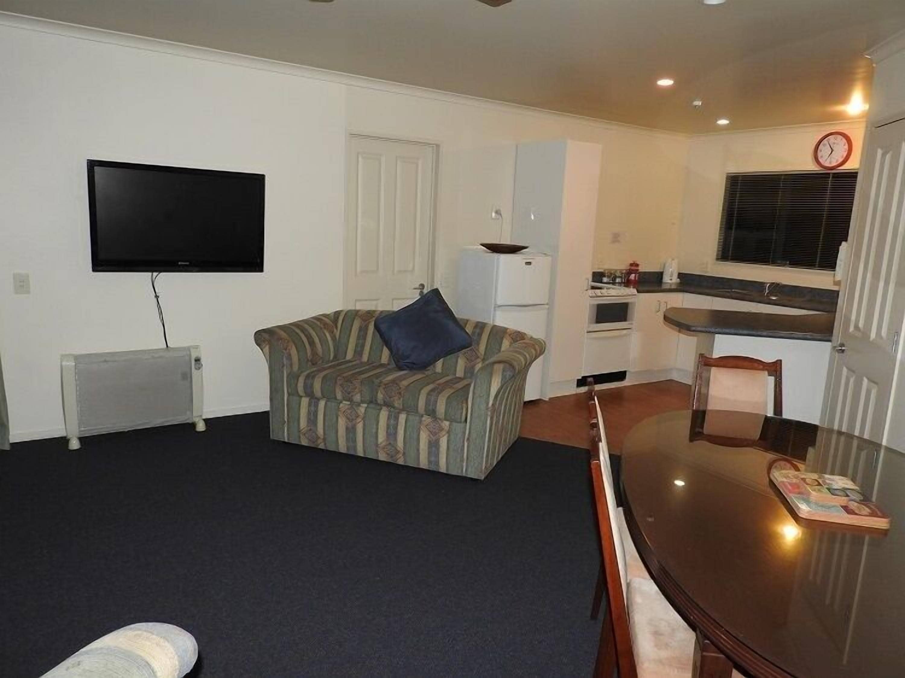 standard suite, multiple bedrooms, non smoking, kitchen (3 bedroom apartment) | living area | tv