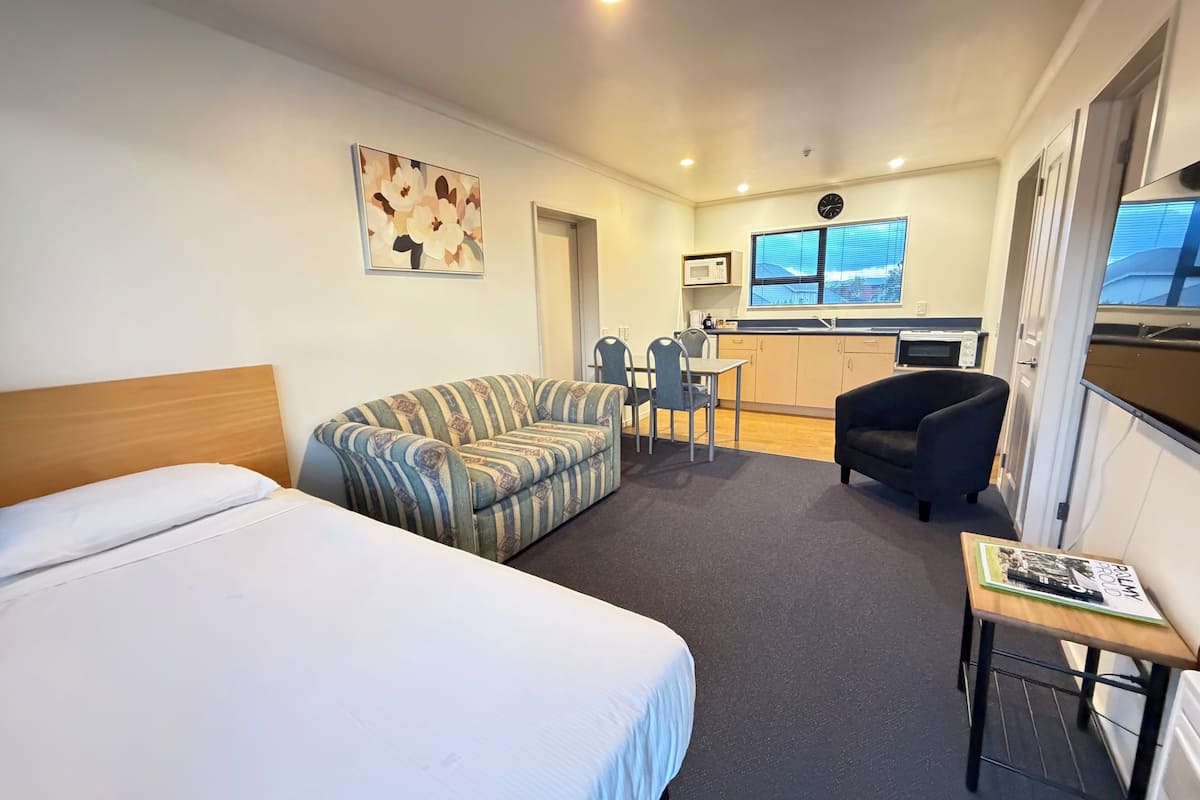 Corporate Apartment, 1 Bedroom | 1 bedroom, iron/ironing board, free WiFi, bed sheets