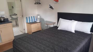 Basic Studio Suite, 1 Queen Bed | 1 bedroom, iron/ironing board, free WiFi, bed sheets