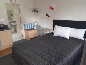 Studio Suite Basic, 1 Tempat Tidur Queen | 1 kamar tidur, setrika/meja setrika, Wi-Fi gratis, dan seprai linen