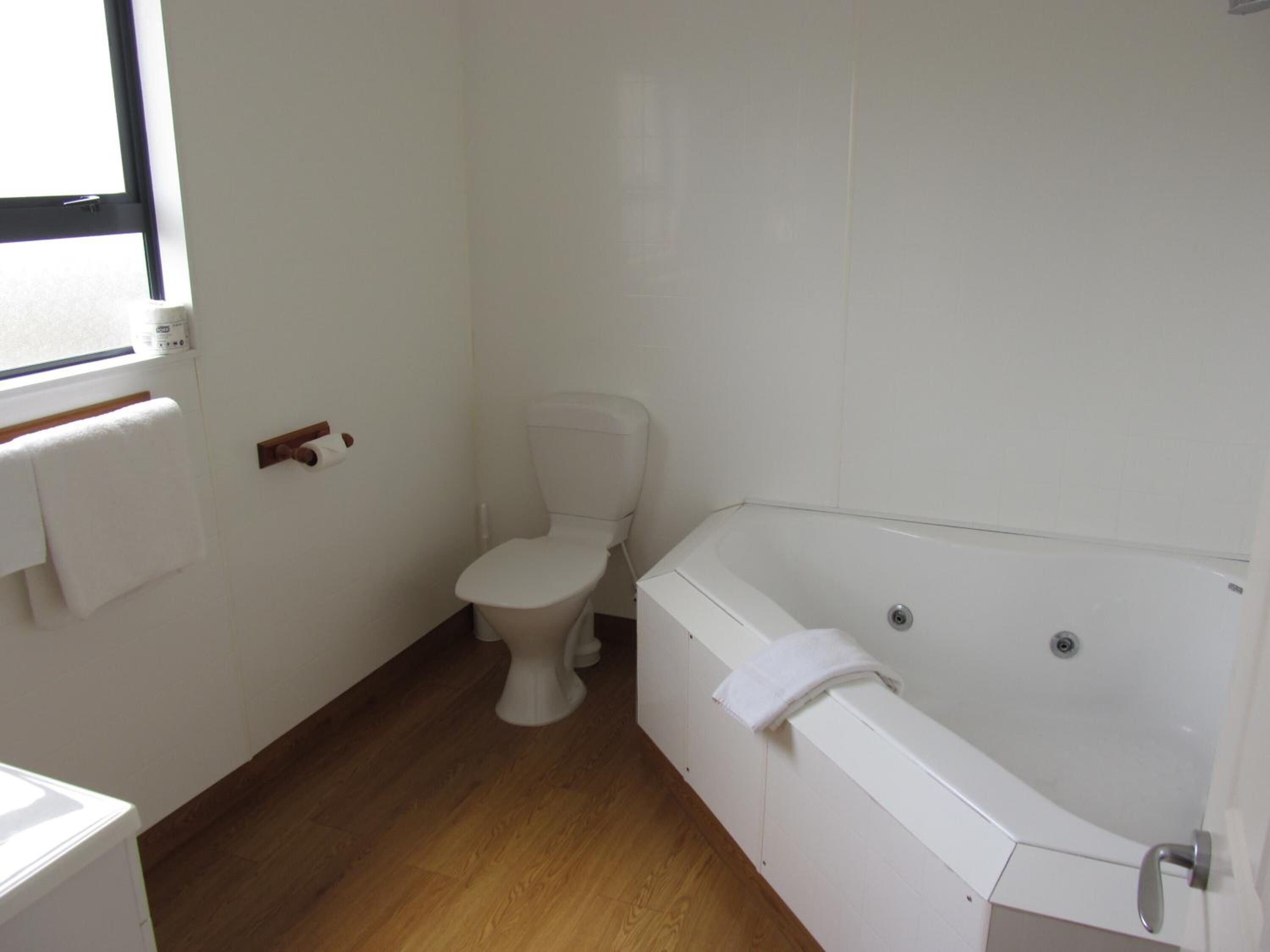 standard room, non smoking, kitchen (1 bedroom with spa bath) | bathroom | shower, hair dryer, towels