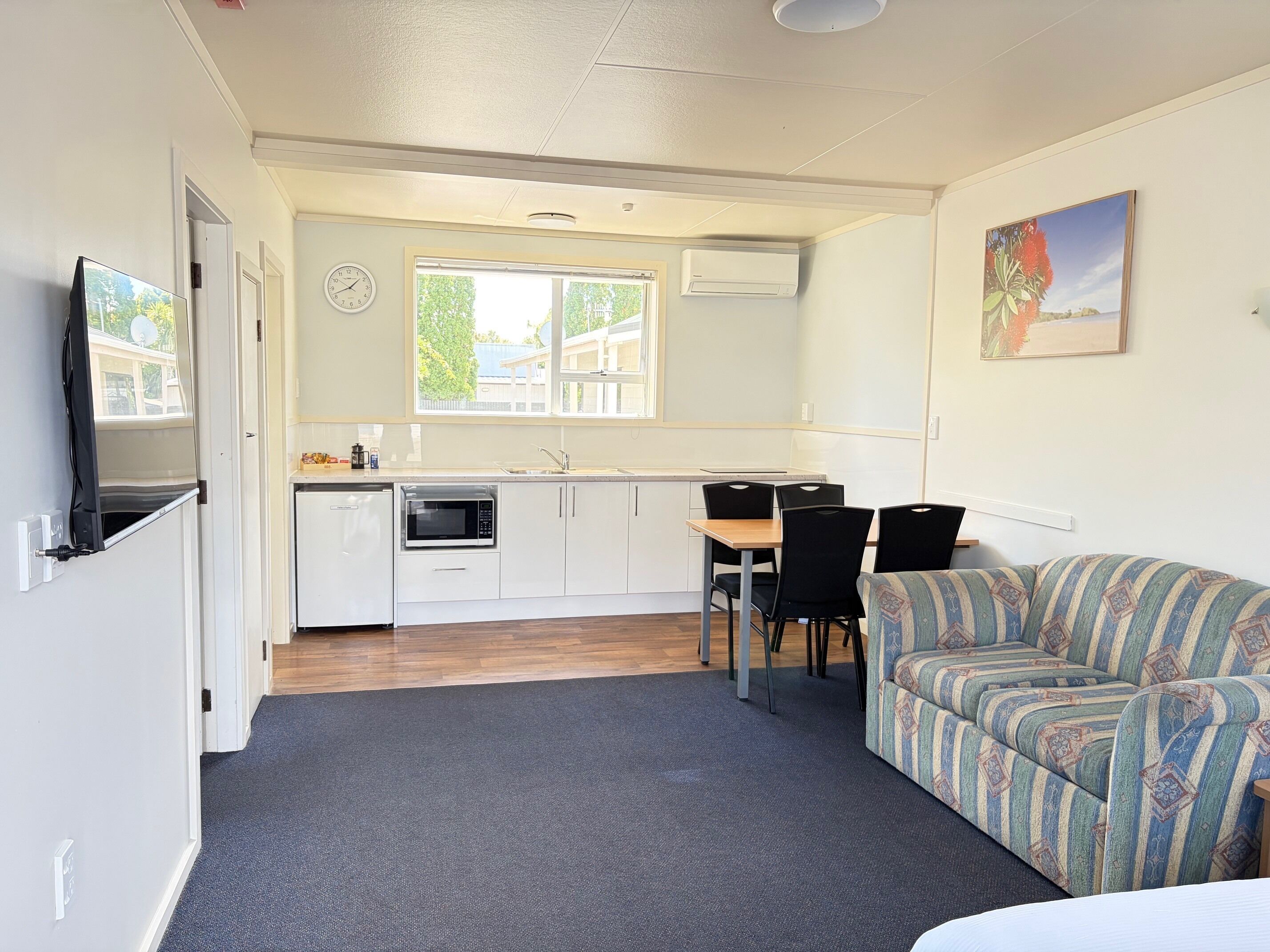 Familierom | Oppholdsområde | En 32-tommers TV med digitale kanaler