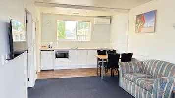 Familierom | Oppholdsområde | En 32-tommers TV med digitale kanaler