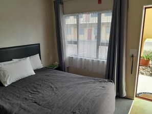 Shower, pengering rambut,  dan handuk