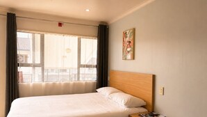 ベーシック スタジオ クイーンベッド 1 台