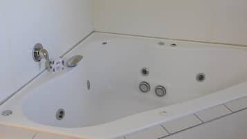 Basic Studio, 1 Queen Bed (downstairs) | Jetted tub