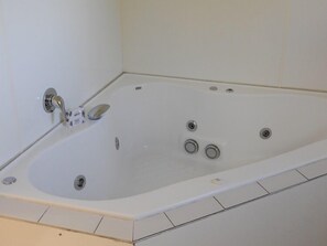 Basic Studio Suite, 1 Queen Bed | Jetted bathtub