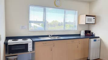 Family Room | Private kitchen | Mini-fridge, microwave, electric kettle