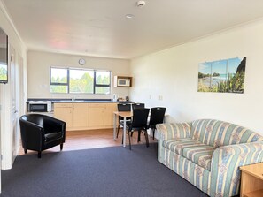 32-inch TV with digital channels - Abode Motel (Palmerston North)