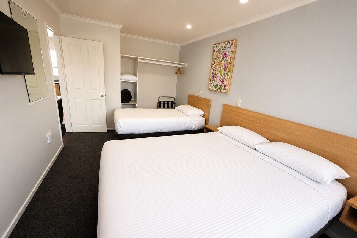 Familiekamer, 1 slaapkamer | 1 slaapkamer, een strijkplank/strijkijzer, gratis wifi, beddengoed