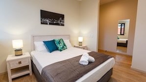 Quarto com design assinado, 1 cama Queen, para não fumantes, banheiro privativo | Cofres nos quartos, ferros/tábuas de passar roupa, Wi-Fi de cortesia