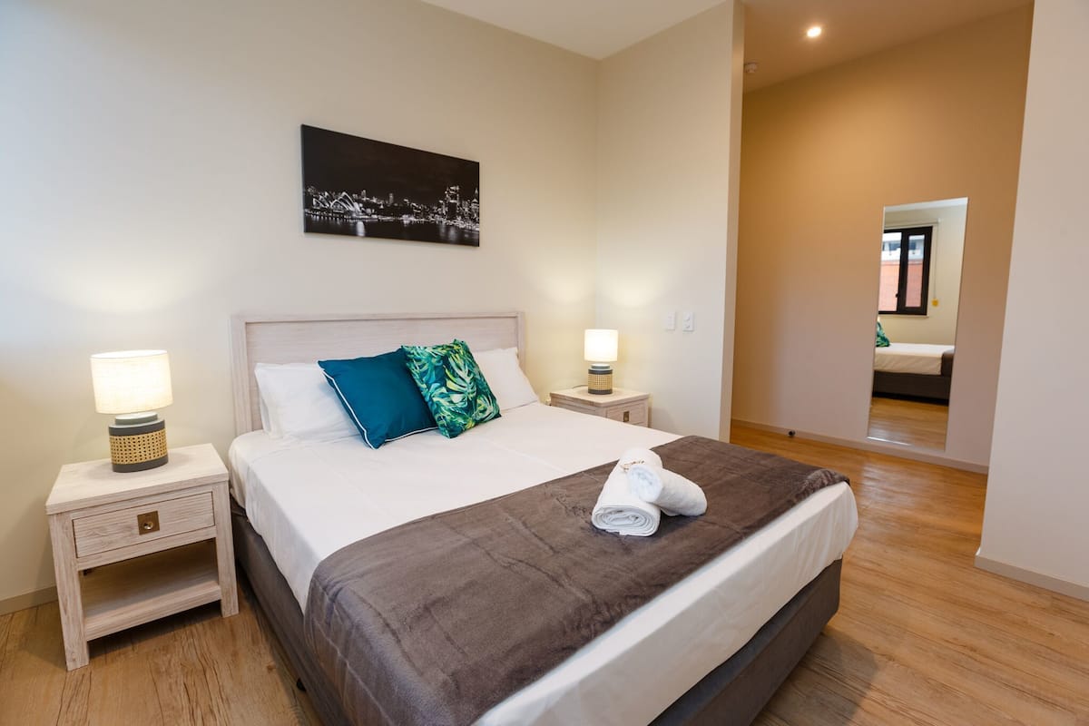 Signature Room, 1 Queen Bed, Non Smoking, Private Bathroom | In-room safe, iron/ironing board (on request), WiFi (free), bed sheets