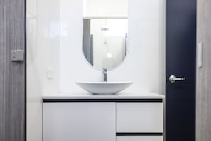 Een douche, een regendouche, handdoeken, zeep