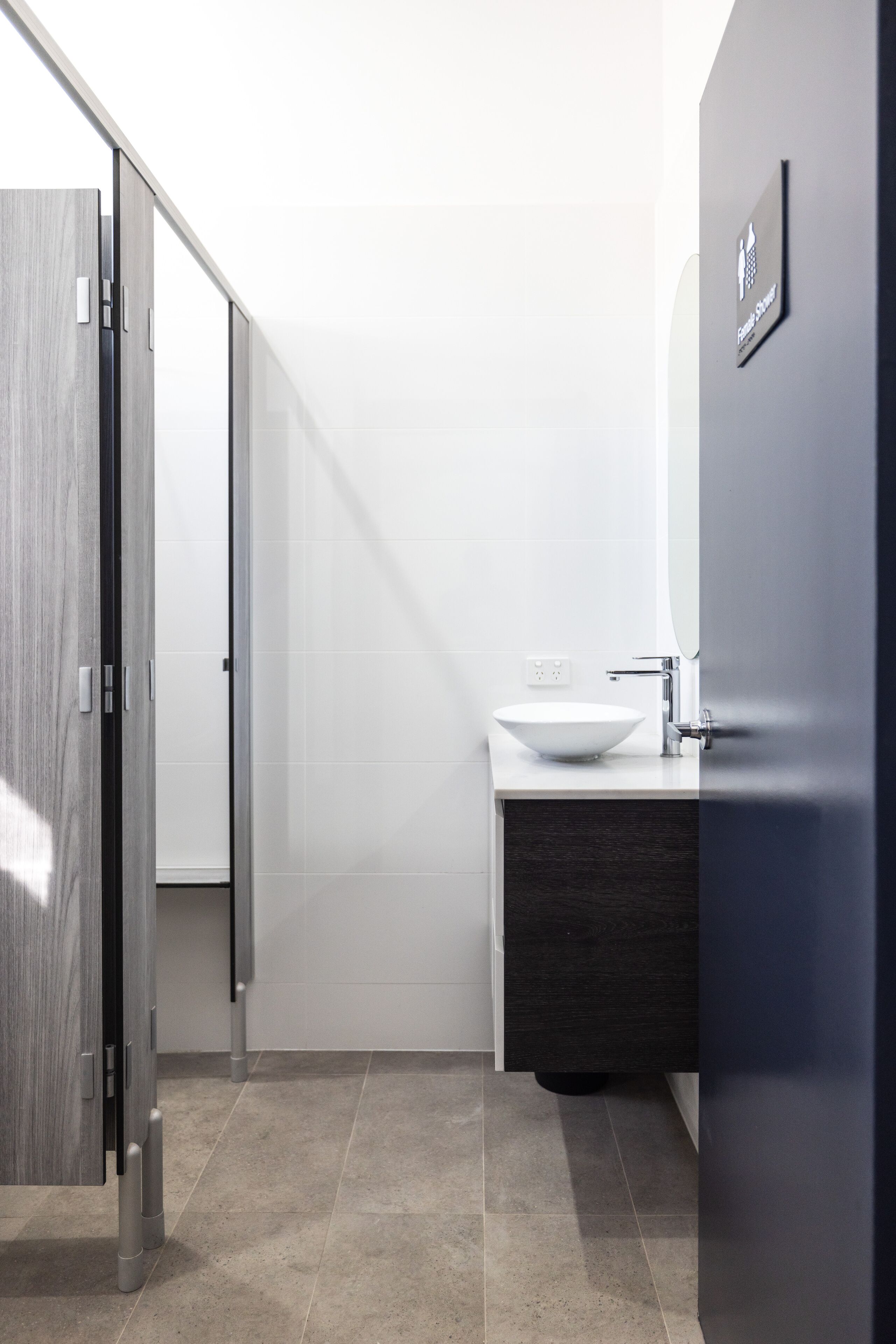 Dutxa, capçal de dutxa tipus cascada, tovalloles i sabó 