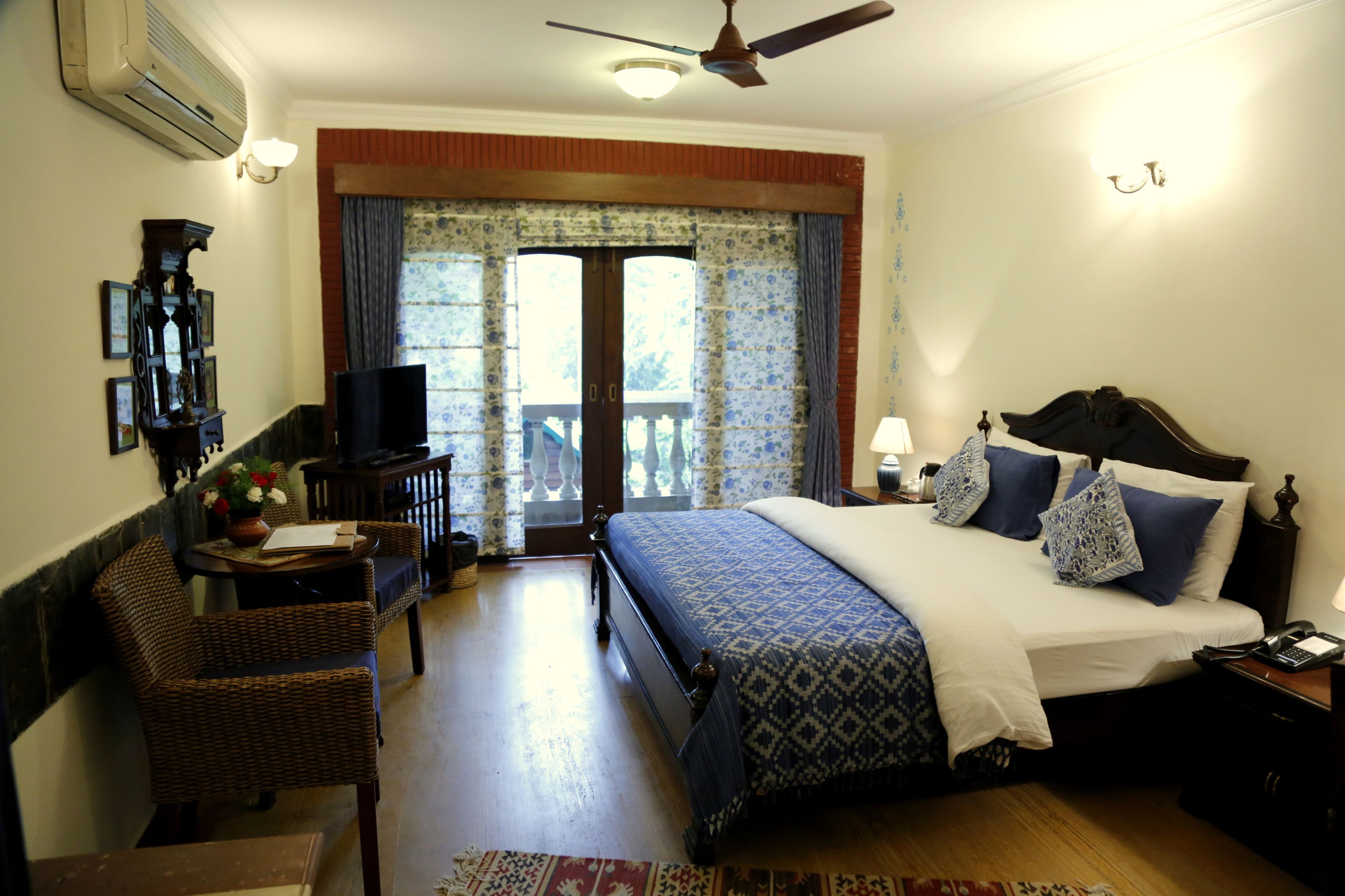 Phòng đôi Deluxe, 1 giường cỡ king | Minibar, két bảo mật tại phòng, bàn 