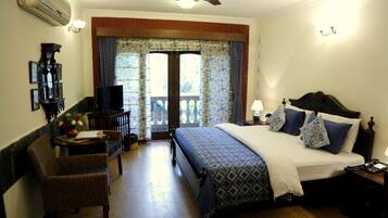 Deluxe Double Room, 1 King Bed | Minibar, in-room safe, desk, laptop workspace