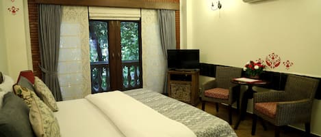 Quarto casal luxo, 1 cama King | Frigobar, cofres nos quartos, escrivaninha