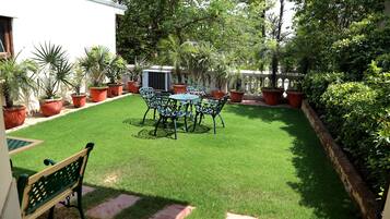 Deluxe Room, 1 Queen Bed | Terrace/patio