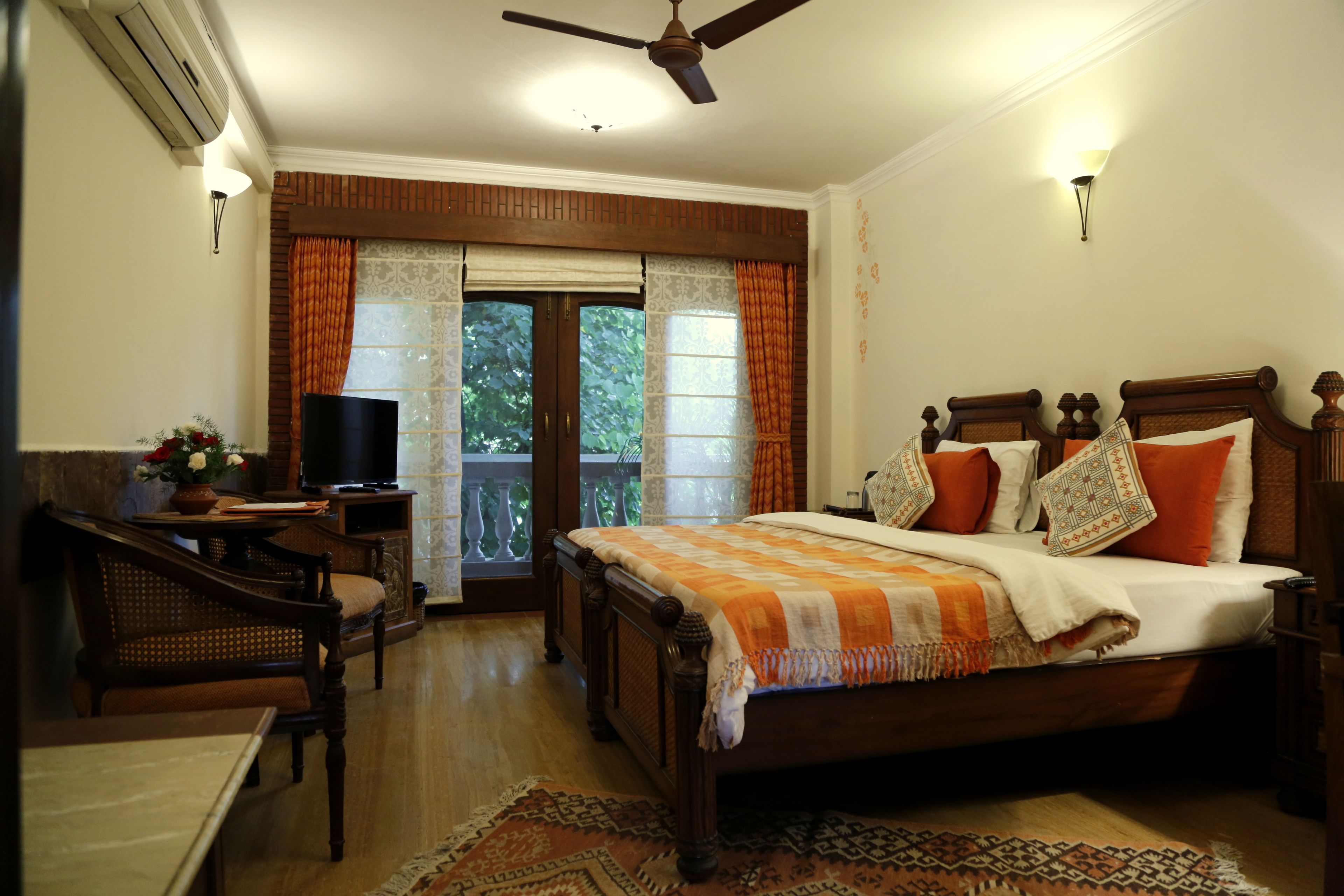 Kahden hengen deluxe-huone, 1 suuri parisänky | Minibaari, tallelokero huoneessa, työpöytä