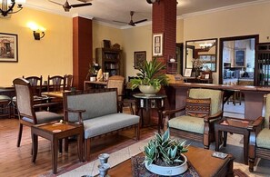 Flat-screen TV - The Estate Villa (New Delhi)