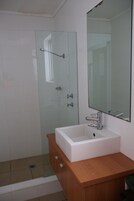 Habitación estándar, no fumadores (Unit) | Baño | Ducha, artículos de higiene personal gratuitos y toallas
