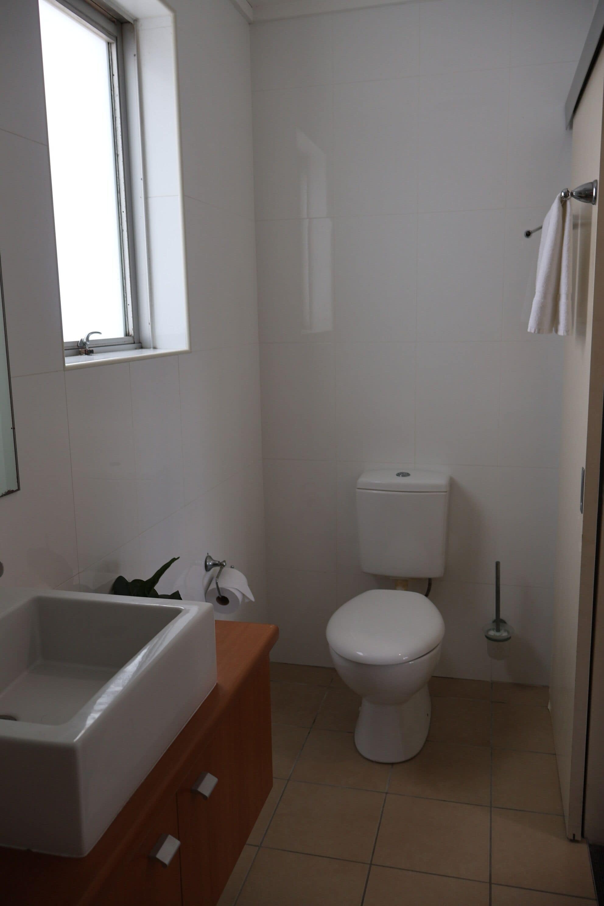 Standard Room, Non Smoking (Unit) | Bathroom | Shower, free toiletries, towels