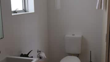 Standardzimmer, Nichtraucher (Unit) | Badezimmer | Dusche, kostenlose Toilettenartikel, Handtücher