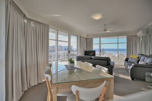 2 bedrooms, individually decorated, individually furnished - 19th Avenue On The Beach (Palm Beach)