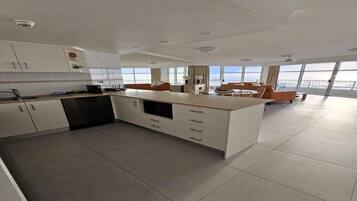 Full-sized fridge, microwave, oven, stovetop