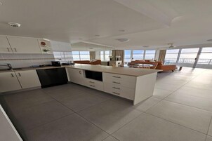 Refrigerador con freezer, microondas, horno, placa de cocina