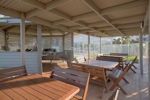 Family dining - 19th Avenue On The Beach (Palm Beach)