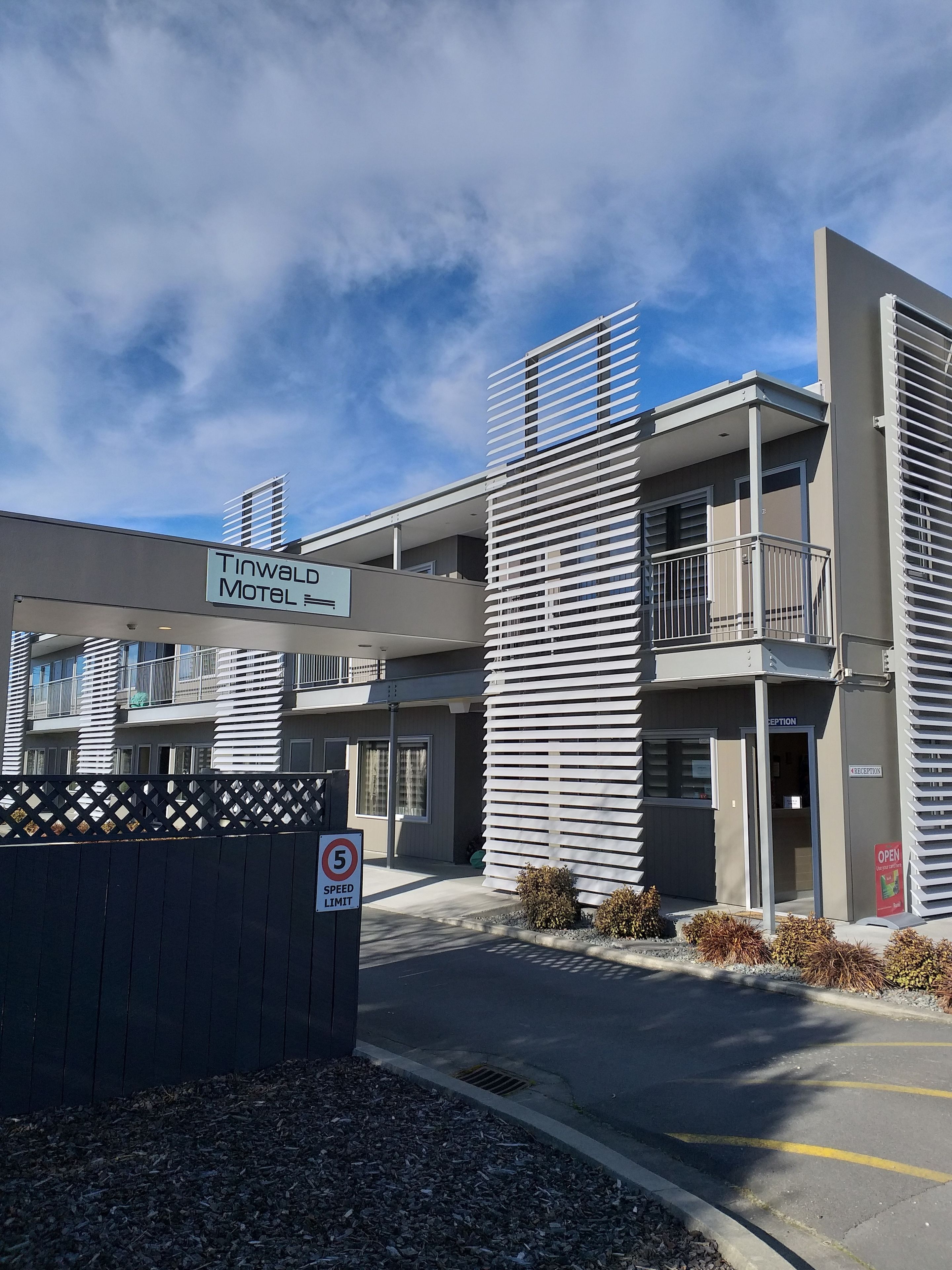 Un edificio moderno con un letrero que dice 'Tinwald Motel'.