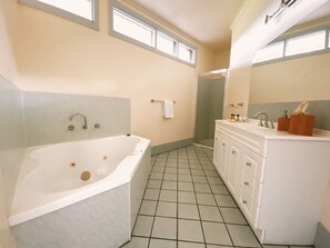 Queen Twin Spa Suite | Bathroom | Soap, shampoo, toilet paper