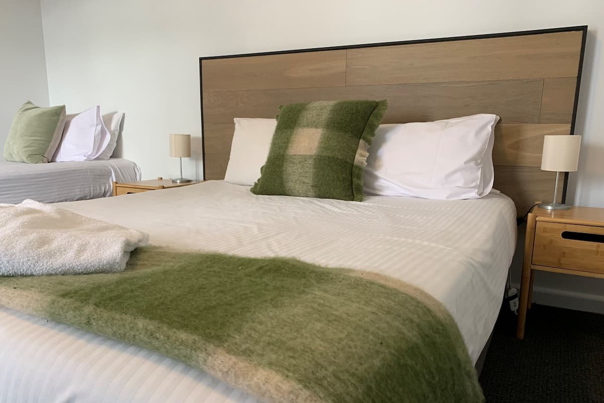 Premium kamer, 1 twee- of 2 eenpersoonsbedden, bubbelbad (Queen Twin) | Een strijkplank/strijkijzer, gratis wifi, beddengoed