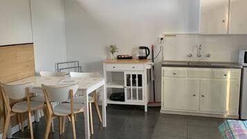 Family Suite, 2 Bedrooms, Non Smoking, Kitchen (Family Unit) | Living area