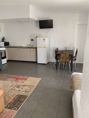 Family Apartment, 2 Bedrooms, Kitchen, Garden View | Private kitchen | Microwave, electric kettle - Meeniyan Motel (Meeniyan)