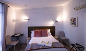 Standard-Suite, 1 Schlafzimmer, Nichtraucher, Balkon | Bügeleisen/Bügelbrett, kostenloses WLAN, Bettwäsche, Rollstuhlgeeignet