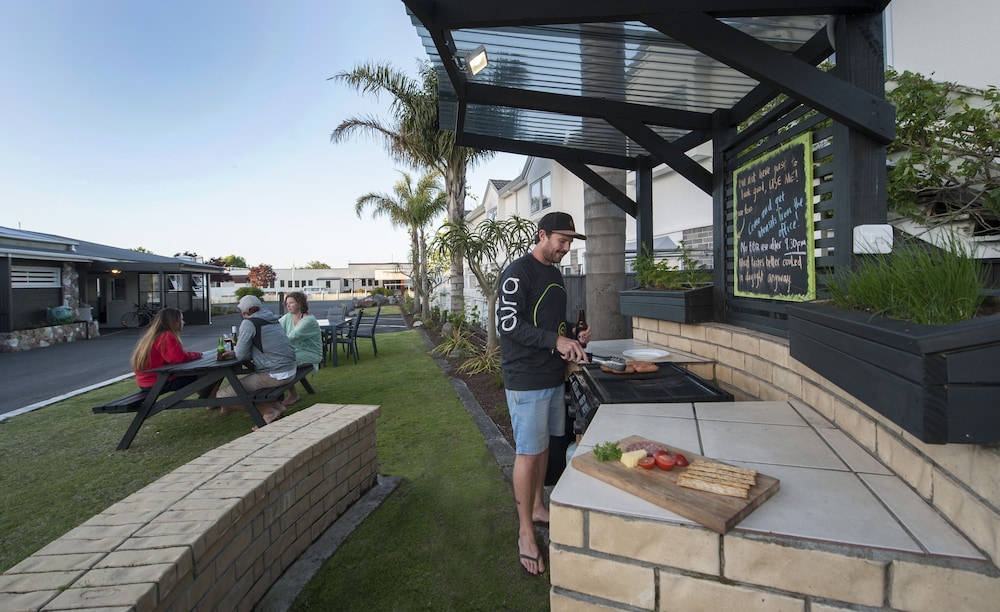 Aura Accommodation by null