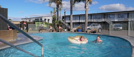 2 piscinas techadas, una piscina al aire libre