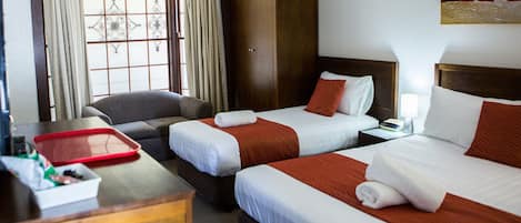 Suite Deluxe, 1 chambre, non-fumeur, balcon (Deluxe Twin or Triple) | Minibar, rideaux dâobscurcissement, accĂšs au Wi-Fi (inclus)