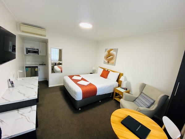 ميني بار وستائر تعتيم وواي فاي مجانًا وملاءات أسرّة