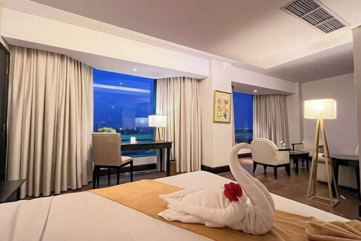 มินิบาร์, ตู้นิรภัยในห้องพัก, โต๊ะทำงาน, เตารีด/โต๊ะรีดผ้า