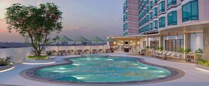 2 outdoor pools